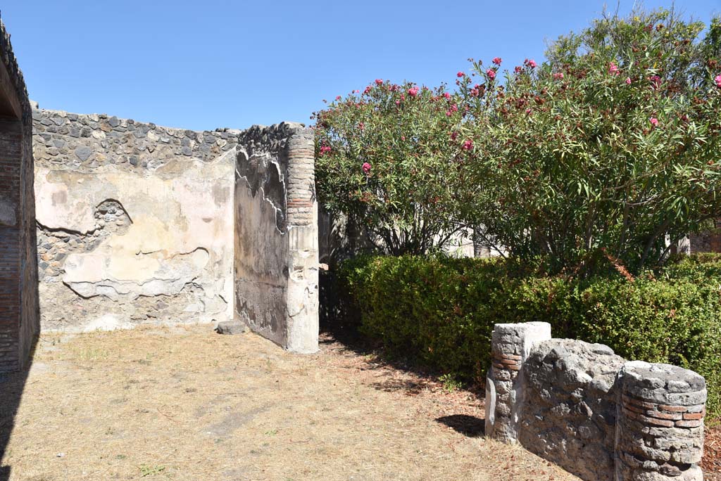 I.4.25 Pompeii. September 2020. 
Upper Peristyle 56, looking north along west side to area of vestibule in north-west corner, near doorway to room 57, on left.
Foto Tobias Busen, ERC Grant 681269 DCOR
