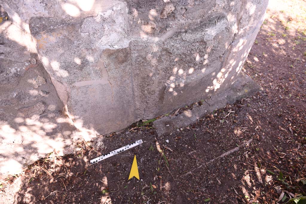 I.4.25 Pompeii. October 2019. Upper Peristyle 56, looking north towards detail from south side of pilaster/wall of area on north portico.
Foto Tobias Busen, ERC Grant 681269 DCOR

