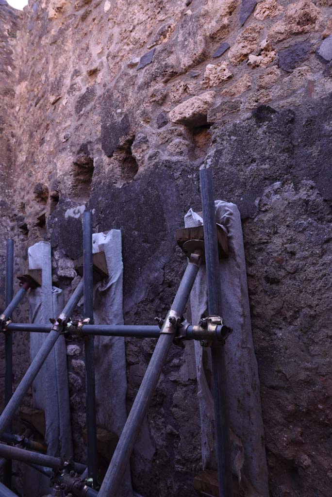 I.4.28 Pompeii. October 2019. Room 65, west wall, looking south.
Foto Tobias Busen, ERC Grant 681269 DCOR.

