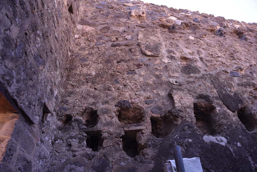 I.4.28 Pompeii. October 2019. Room 65, upper south end of west wall.
Foto Tobias Busen, ERC Grant 681269 DCOR.
