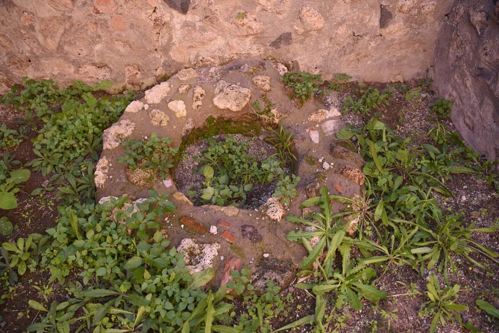 I.4.28 Pompeii. October 2019. Room 27, structure near south end of west wall. 
Foto Tobias Busen, ERC Grant 681269 DCOR.

