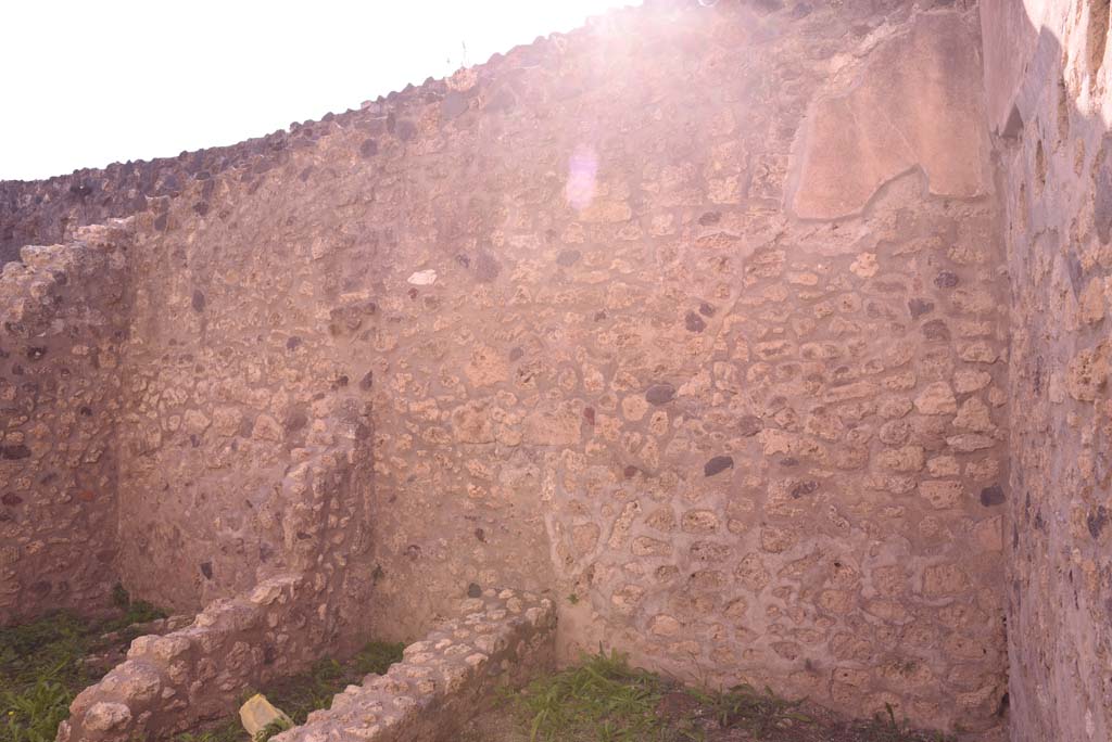 I.4.28 Pompeii. October 2019. Room 27, looking south along west wall.
Foto Tobias Busen, ERC Grant 681269 DCOR.
