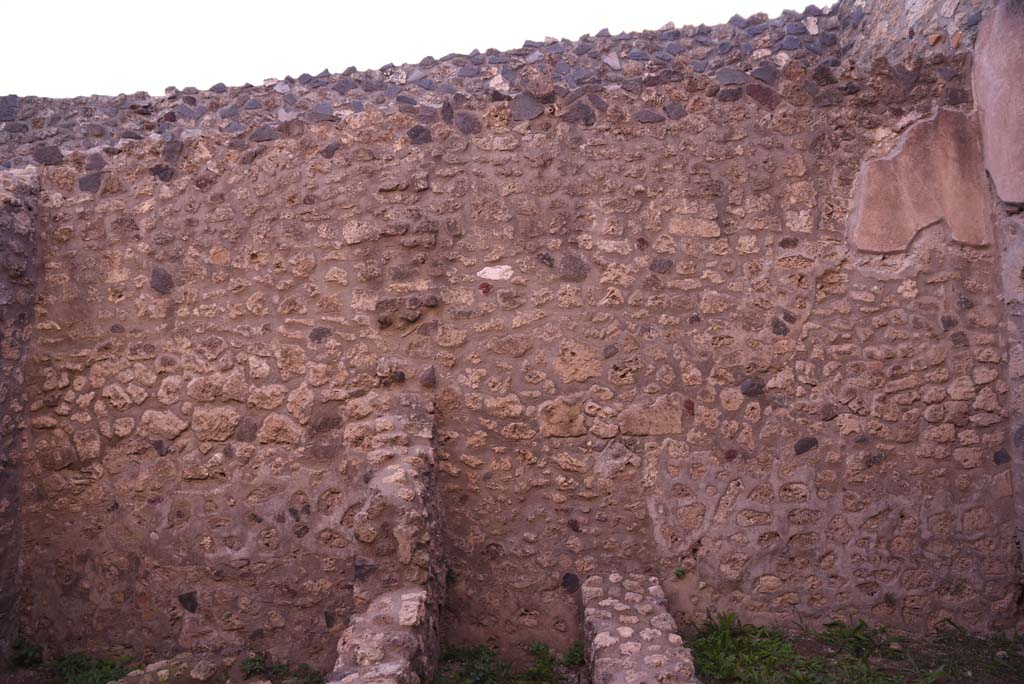 I.4.28 Pompeii. October 2019. Room 27, detail of upper west wall.
Foto Tobias Busen, ERC Grant 681269 DCOR.

