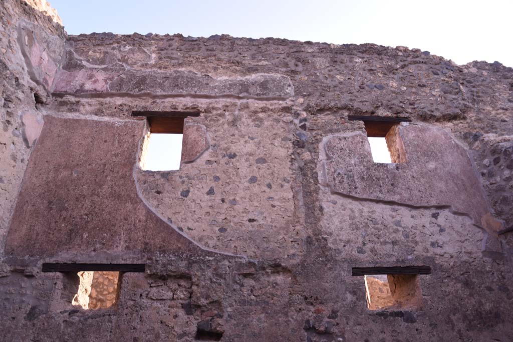 I.4.28 Pompeii. October 2019. Room 27, upper east wall.
Foto Tobias Busen, ERC Grant 681269 DCOR.
