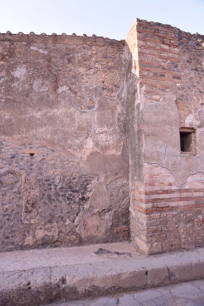 I.4.28 Pompeii. October 2019. Looking north to detail of insula wall on west side of front faade.
Foto Tobias Busen, ERC Grant 681269 DCOR.

