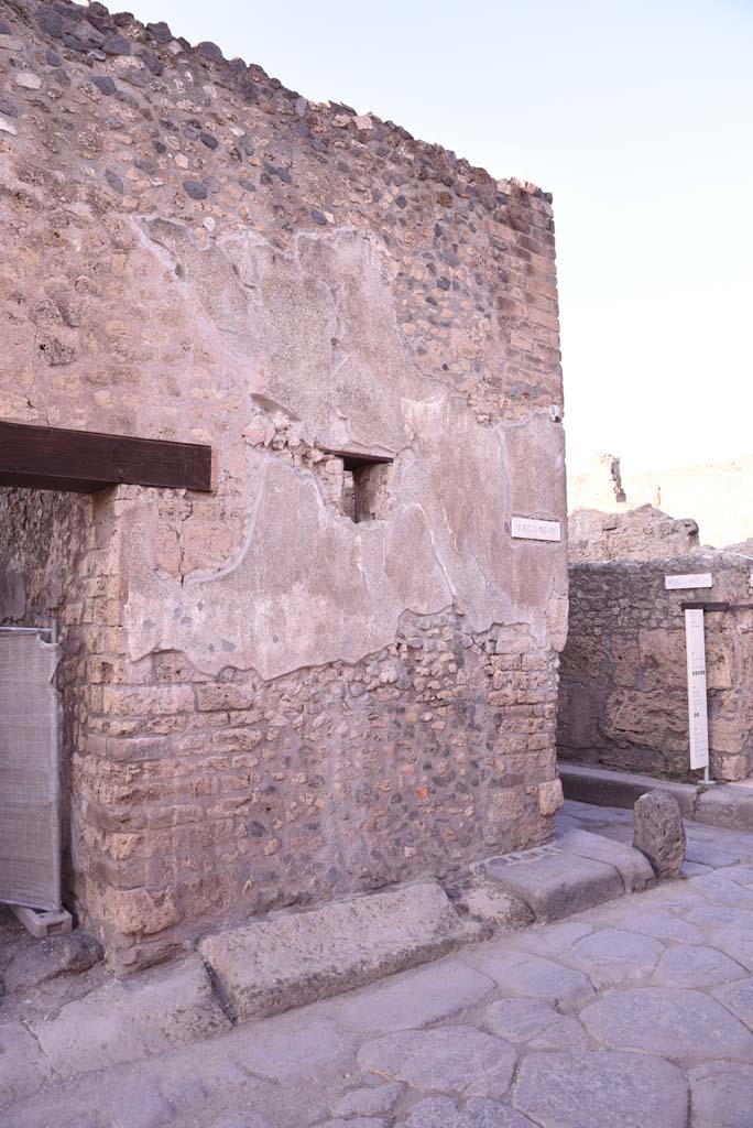 I.4.28 Pompeii. October 2019. 
Looking towards east (right) front faade, and corner junction with Vicolo del Citarista.
Foto Tobias Busen, ERC Grant 681269 DCOR.
