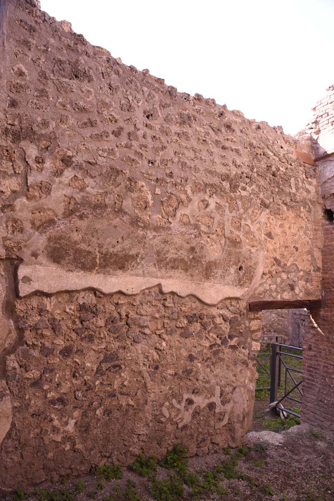 I.4.28 Pompeii. October 2019. Room 29, west wall at south end with doorway into entrance corridor.
Foto Tobias Busen, ERC Grant 681269 DCOR.
