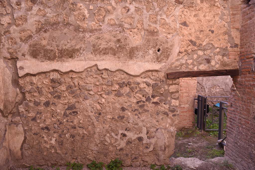 I.4.28 Pompeii. October 2019. Room 29, detail from west wall at south side of doorway into entrance corridor 28.
Foto Tobias Busen, ERC Grant 681269 DCOR.

