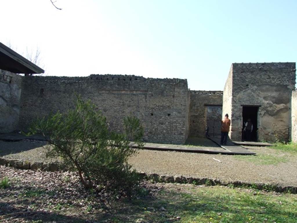 II.1.12 Pompeii.  March 2009.  Looking west across peristyle garden to front entrance.