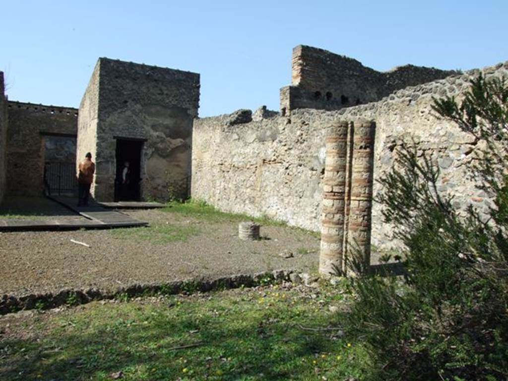 II.1.12 Pompeii.  March 2009. Looking north west across peristyle garden to front entrance, and Triclinium on its north.
