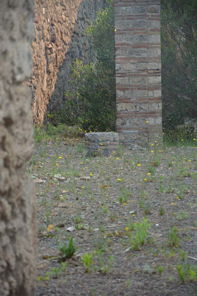 II.1.12 Pompeii. July 2017. 
Looking east across peristyle garden towards pilaster, from entrance doorway.
Foto Annette Haug, ERC Grant 681269 DÉCOR.

