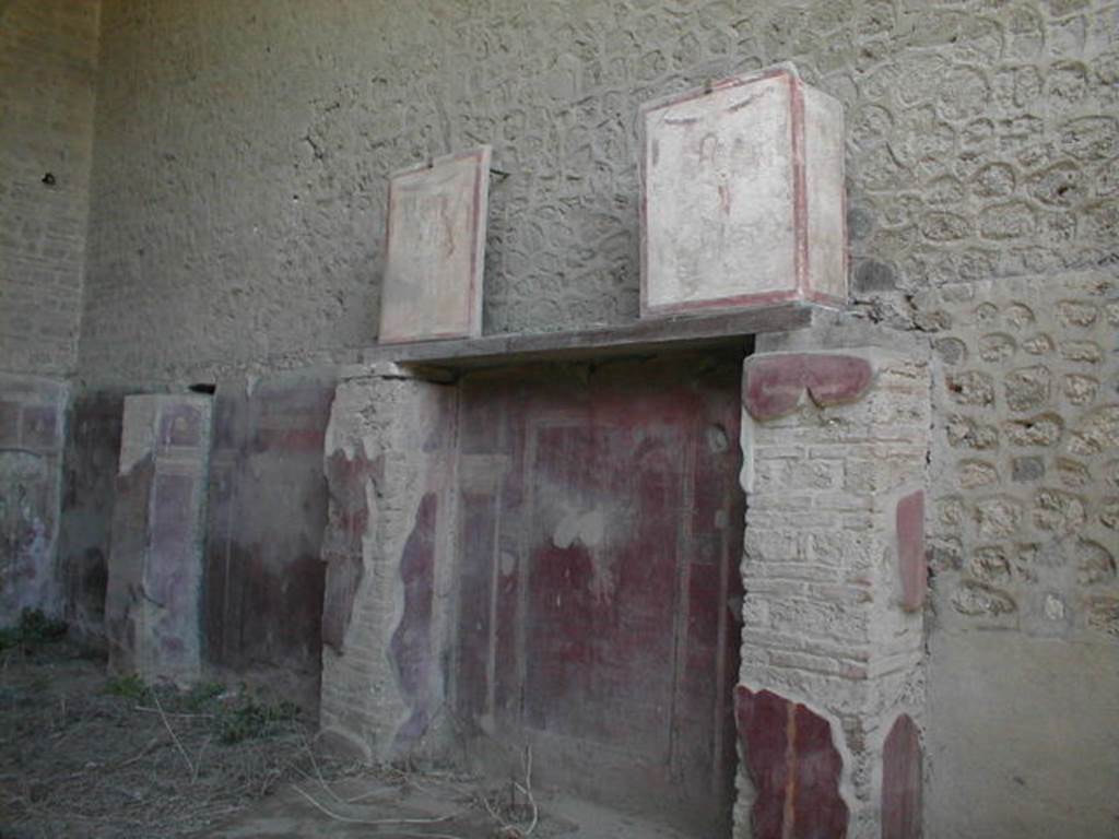 Pompeii. May 2005. Two pilaster paintings (at top on beam) from entrance faade of II.1.12 Complesso dei Riti magici.
These were in III.3.6 and are reversed.
See Frhlich, T., 1991, Lararien und Fassadenbilder in den Vesuvstdten. Mainz: von Zabern. (F16:p.312, T. 54/1 and 54/2).
Following the collapse in November 2010, these are believed to have been destroyed.