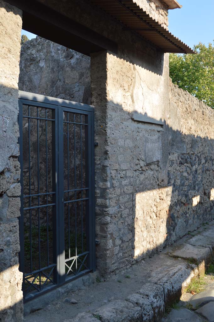 II.1.12 Pompeii, October 2017. Looking towards south (right) side of entrance doorway.
Foto Taylor Lauritsen, ERC Grant 681269 DCOR.
