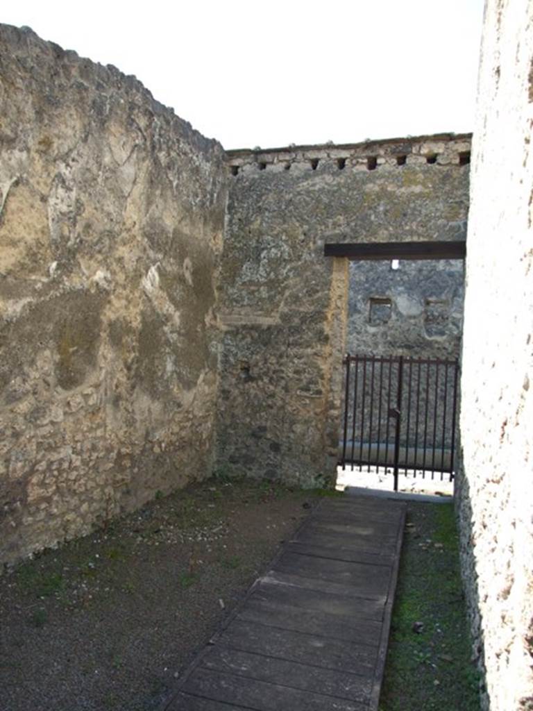 II.1.12 Pompeii. March 2009. Looking west along fauces to front entrance doorway, and Via di Nocera. 