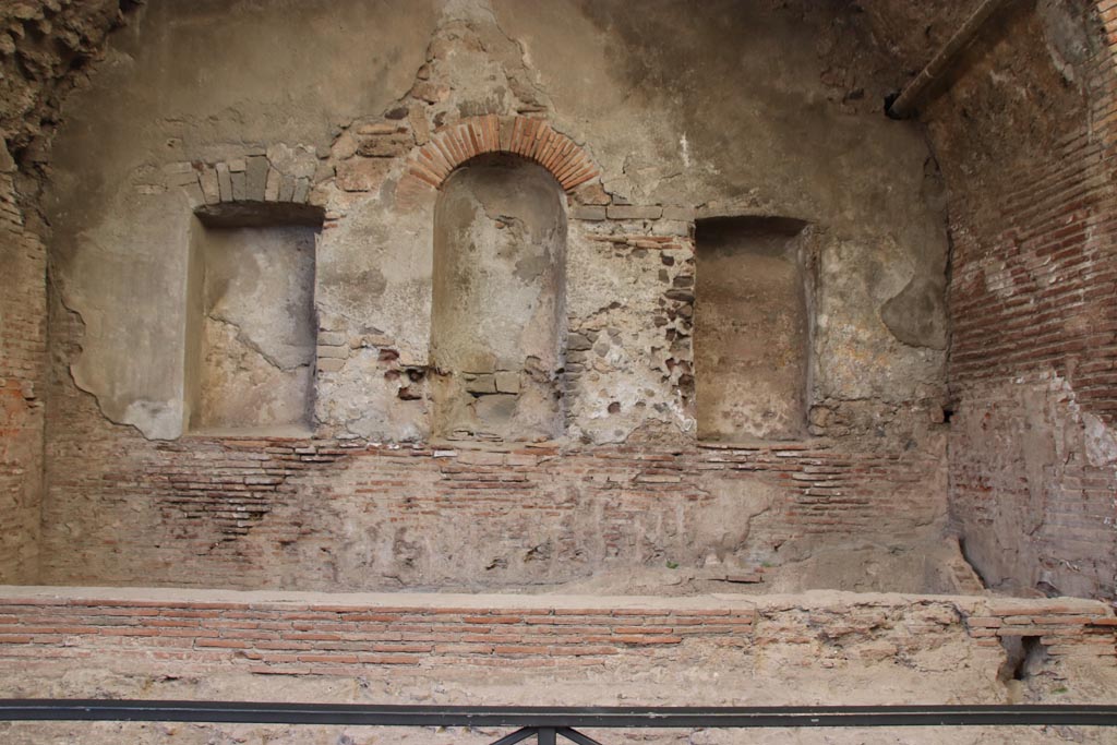 VII.1.8 Pompeii. October 2022. East wall of calidarium 5. Photo ...