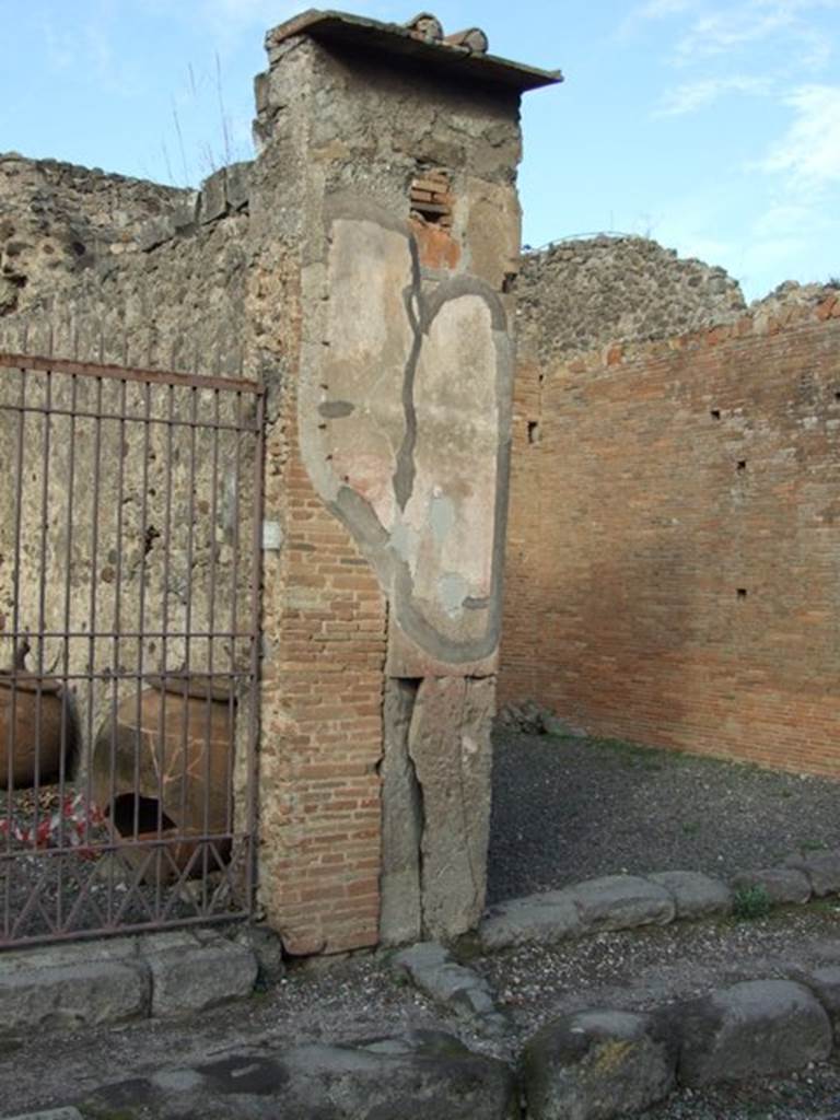 VII.4.22 Pompeii. December 2007. Site of a fresco of Venus and Mercury, described by Fiorelli and now lost. 
Fiorelli describes it as being in VII.4.23, and says Sul pilastro che divide questa dalla susseguente taberna....... 
This translates as On the pilaster that divides this from the following shop. This would mean VII.4.23 and VII.4.24. 
However, the pilaster above fits the description of the painting, the shape of the remaining plaster and including the painted white line across it.
See Pappalardo, U., 2001. La Descrizione di Pompei per Giuseppe Fiorelli (1875). Napoli: Massa Editore. (p.90).
