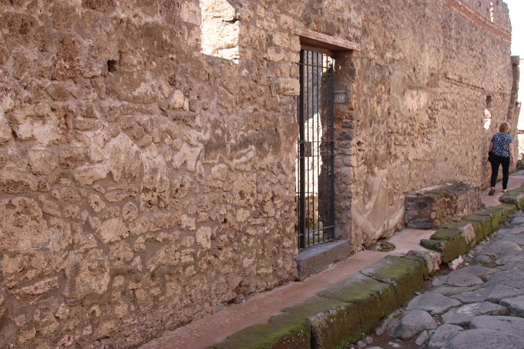 IX.3.20 Pompeii. October 2022. Looking north to entrance doorway on west side of Vicolo di Tesmo. Photo courtesy of Klaus Heese. 

