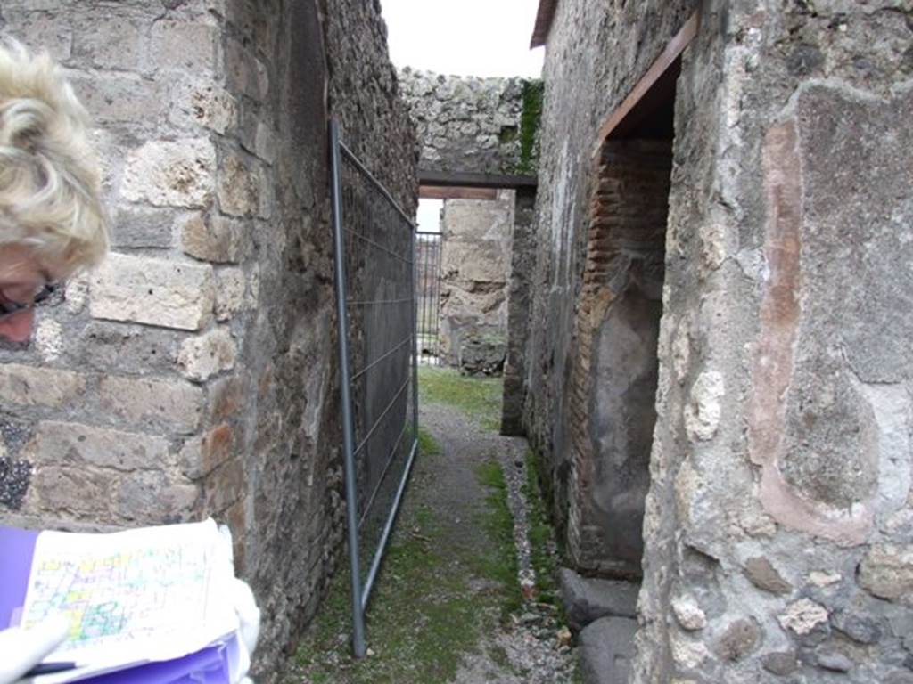 IX.3.20.  Bakery.  December 2007.  Corridor leading south to IX.3.19.