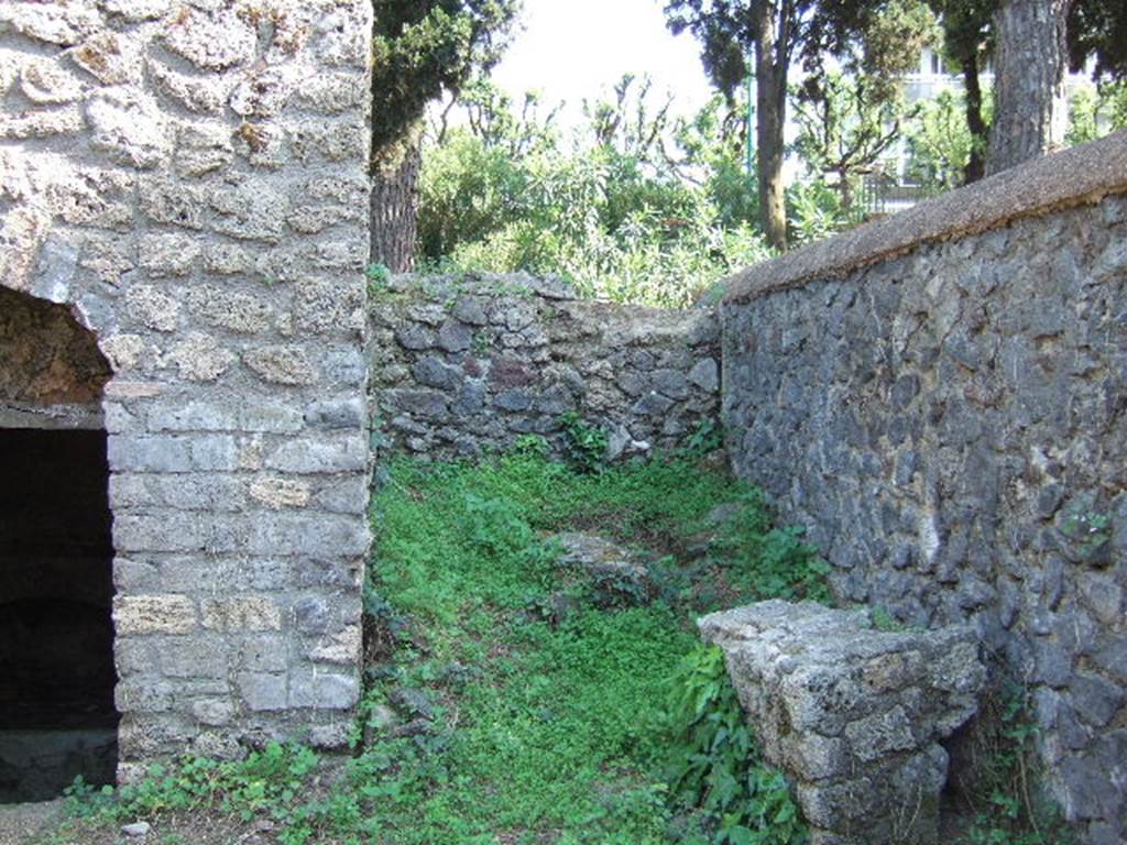 Pompeii Porta Nocera. May 2006. Tomb 7ES, south-west corner. 
Area for funerary banquets with remains of benches, table and altar. 
