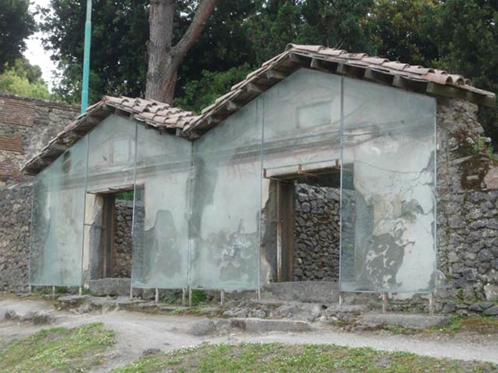 Pompeii Porta Nocera. Tombs 11ES and 9ES. May 2011.
Photo courtesy of Buzz Ferebee.
