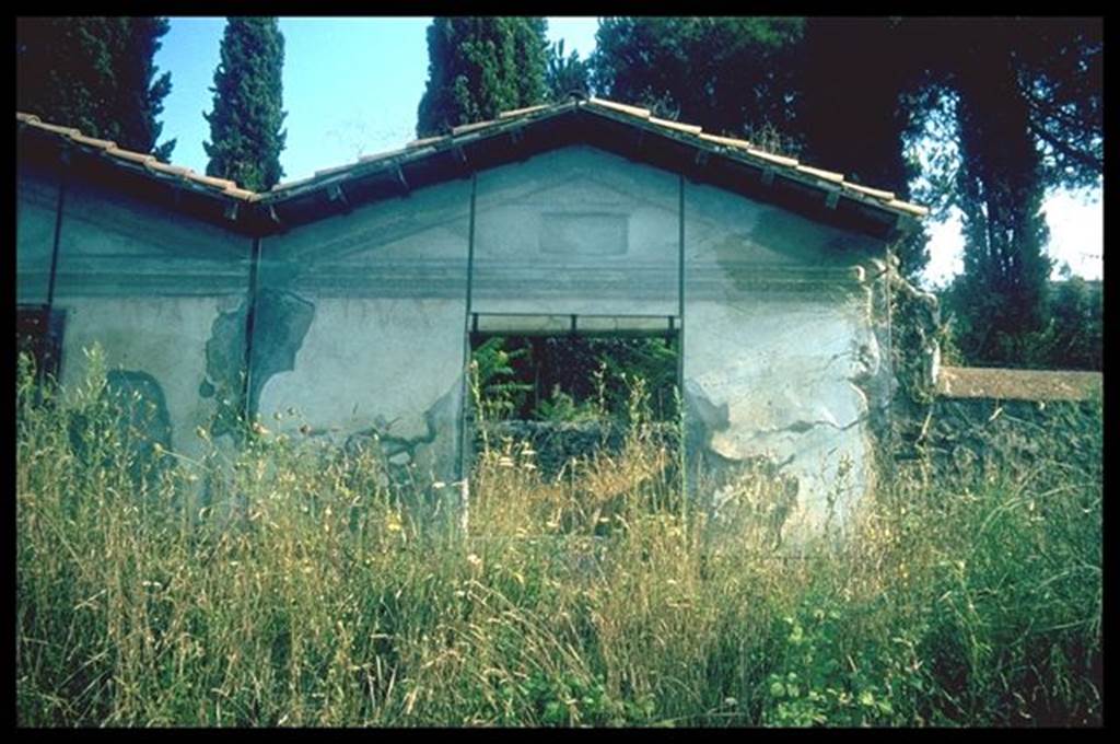 Pompeii Porta Nocera. Tomb 9ES. Looking south to entrance. Photographed 1970-79 by Gnther Einhorn, picture courtesy of his son Ralf Einhorn.
