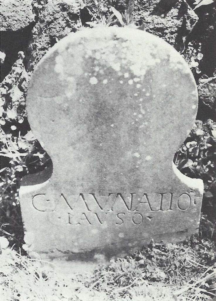 Pompeii Porta Nocera. Tomb 9ES. East wall of the rear enclosure or recinto. Cippus of Caius Munatius Faustus.
Columella with the inscription in two rows C(aius) MVNATIO / FAVSO (sic!).
See DAmbrosio, A. and De Caro, S., 1983. Un Impegno per Pompei: Fotopiano e documentazione della Necropoli di Porta Nocera. Milano: Touring Club Italiano. (9ES).
