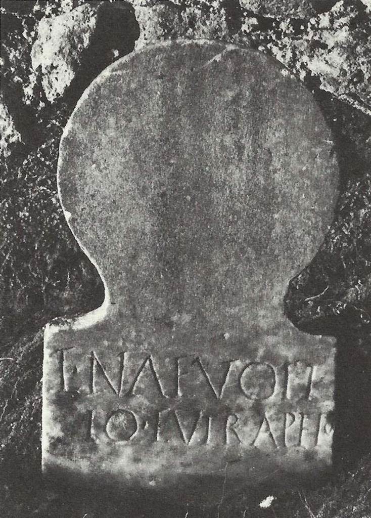 Pompeii Porta Nocera. Tomb 9ES. On the south wall was the cippus of Lucius Naevoleius Eutrapelus?
Columella with the inscription in two rows L(ucio) NAEVOLE / IO EVTRAPF, possibly Lucio Naevoleio Eutrapelo?
See DAmbrosio, A. and De Caro, S., 1983. Un Impegno per Pompei: Fotopiano e documentazione della Necropoli di Porta Nocera. Milano: Touring Club Italiano. (9ES).
